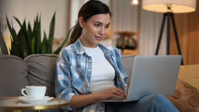 Lands' End Remains Overvalued Compared To Peers